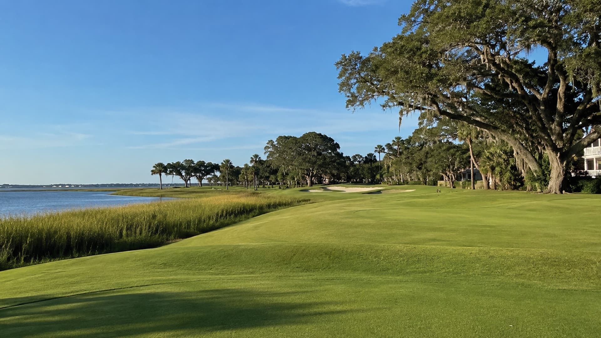 Ship golf clubs to Harbour Town and the iconic Sea Pines lighthouse